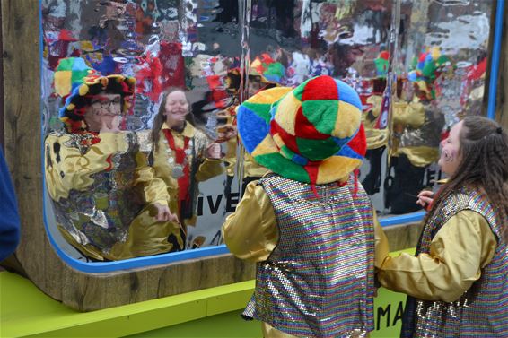 Grote massa voor carnavalsstoet - Lommel