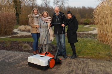 Gutami Solar schenkt borstelmachine aan Zorghuis - Beringen