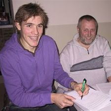 Handtekening onder nieuw contract - Hamont-Achel