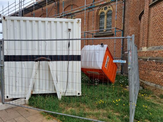 Hangjongeren laten spoor van vernieling achter - Beringen