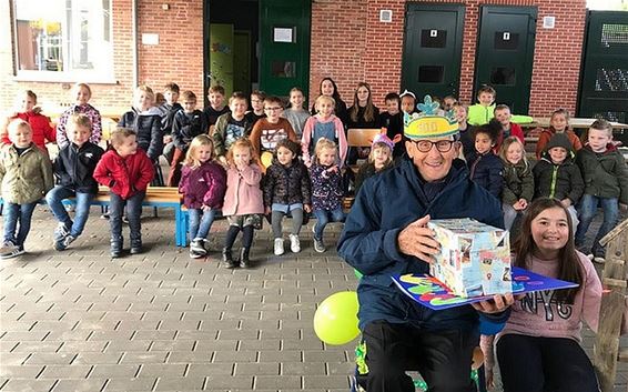 Hannes opa werd 100 en het schooltje vierde mee - Peer