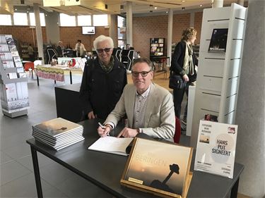 Hans Put signeert in bib - Beringen