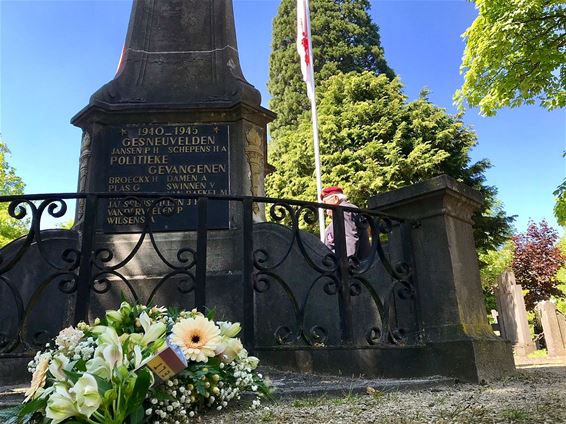 Herdenkingsplechtigheid op oude kerkhof - Neerpelt