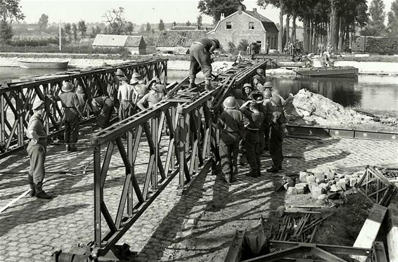 Herinneringen: de baileybrug over het kanaal - Neerpelt