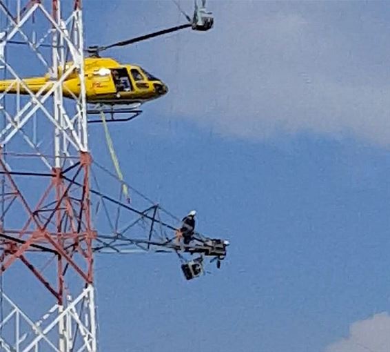 Het trekken van een hoogspanningskabel - Peer