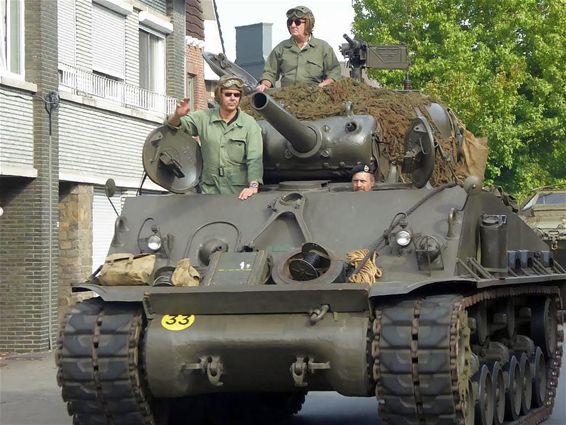 Historische voertuigen op weg naar herdenking - Hamont-Achel