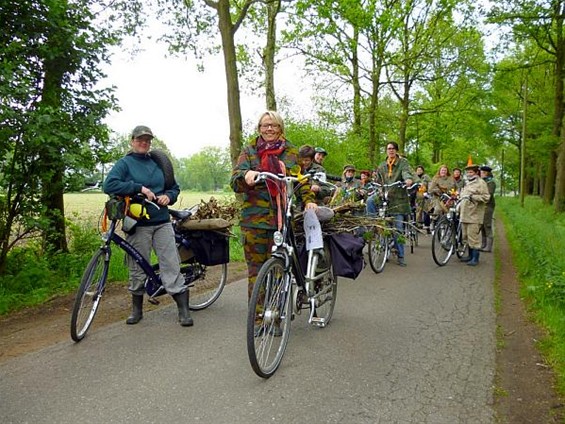 Hout sprokkelen voor het kampvuur - Peer