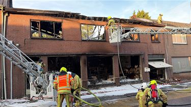 Huis en winkel volledig uitgebrand - Hamont-Achel