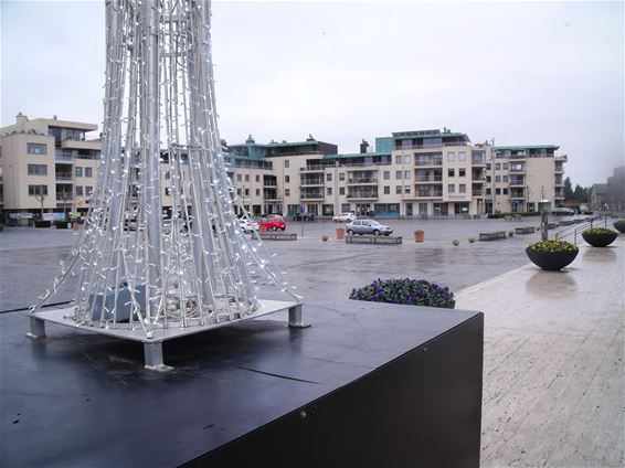 Iedereen gezellig binnen bij de kerstboom - Lommel