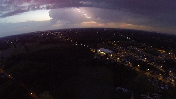 In de verte dreigt het onweer - Peer