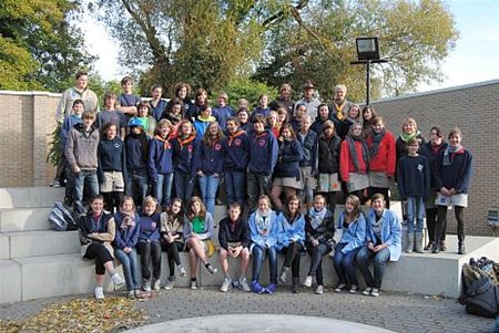 In jeugdbewegingsuniform naar school - Neerpelt