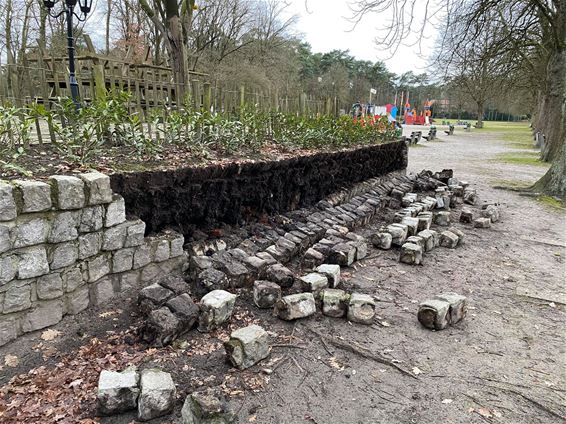 Ingestorte terrasmuur hersteld - Pelt