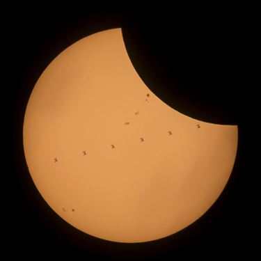 ISS passeert tijdens zonsverduistering