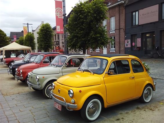 Italiaanse oldtimers kleuren centrum van Peer - Peer