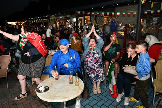 Italianen vieren feest, Rode Duivels naar huis - Beringen