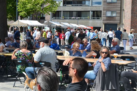 Jaarlijkse glasmarkt op Kerkplein - Lommel