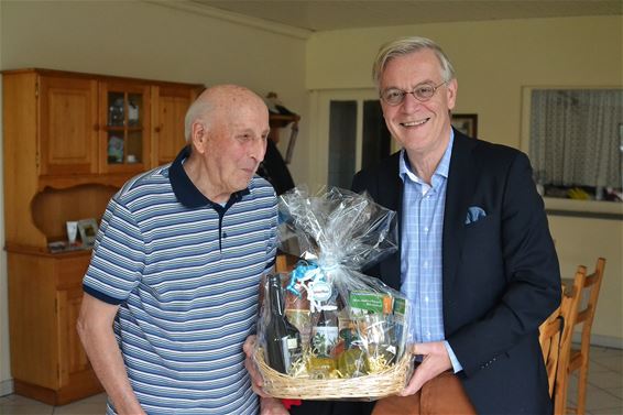 Jef Diepvens in de bloemetjes gezet - Lommel