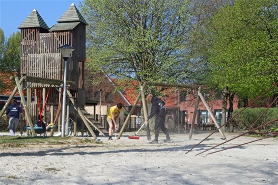 Jeugdbewegingen helpen speeltuin met lentekuis - Pelt
