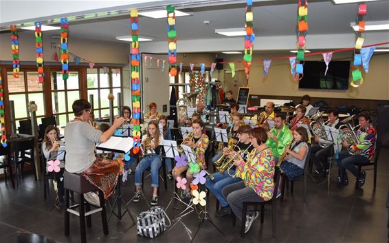 Jeugdfanfare Kleine Brogel goes Flower Power - Peer