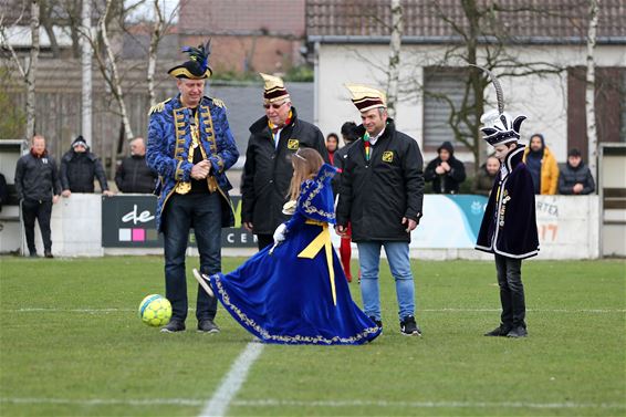 Jeugdprinses Ilke I en Vorst Jorre geven aftrap - Lommel