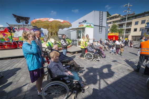 Jong en oud naar de kermis - Lommel