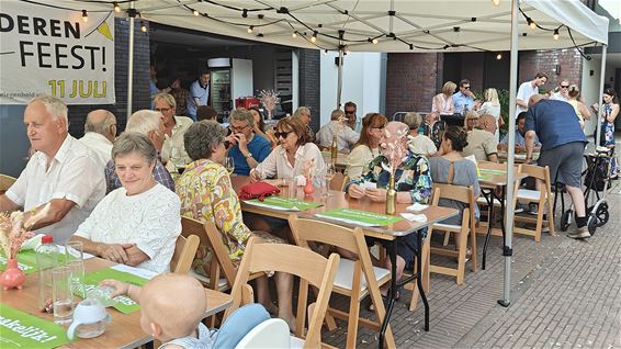 Jong en oud vieren samen op Boudewijnplein - Pelt