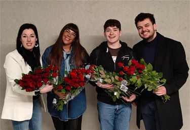 Jong N-VA Beringen deelt bloemen uit - Beringen