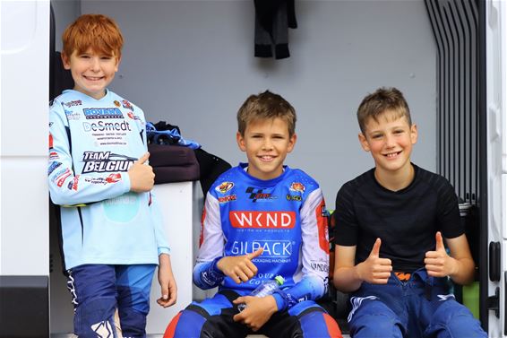 Jonge motorcrossers leven zich uit op grote omloop - Lommel