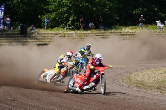 Jonge racers en karts brengen spektakel op Helzold - Beringen