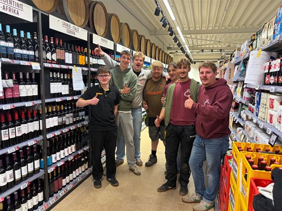 Jongeren helpen rekken vullen bij Jumbo - Beringen