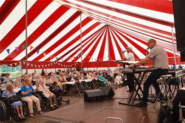 Juul Kabas op bewonersfeest Ocura Beringen-Mijn - Beringen