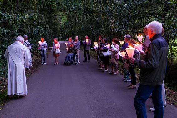 Kaarsjesprocessie trekt rond Koersels Kapelletje - Beringen