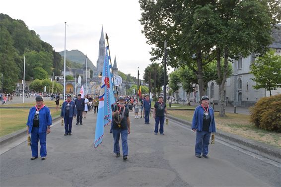 Kaarskesprocessie in Lourdes - Beringen