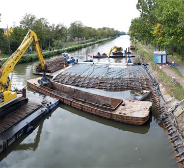 Kanaal krijgt nieuwe waterdichte bodem - Pelt