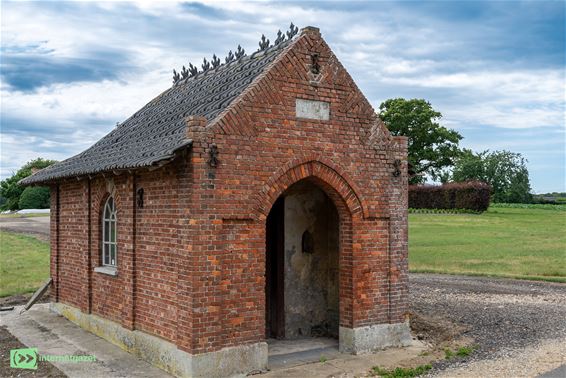 Kapel uit 1905 staat er troosteloos bij - Oudsbergen