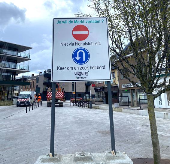 Keer om en zoek het bord ‘uitgang’ - Beringen