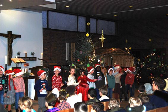 Kerk Holheide te klein voor Kerstviering school - Pelt