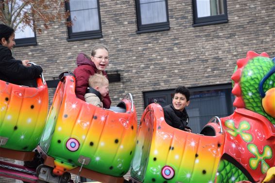 Kermis op het Regenboogplein feestelijk van start - Pelt