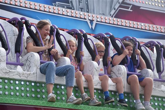 Kermis Overpelt Centrum feestelijk van start - Pelt
