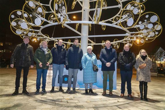 Kerstboom op Kerkplein ontstoken - Lommel