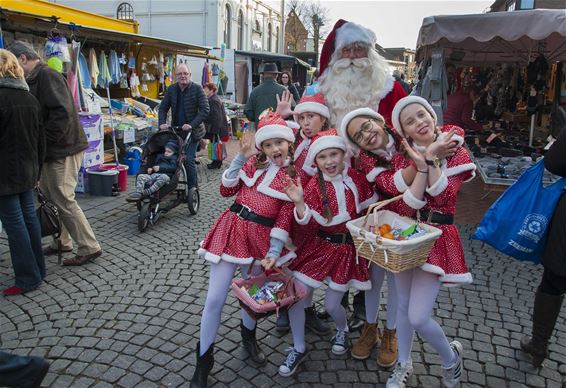 Kerstman en zijn elfjes op wekelijkse markt - Lommel