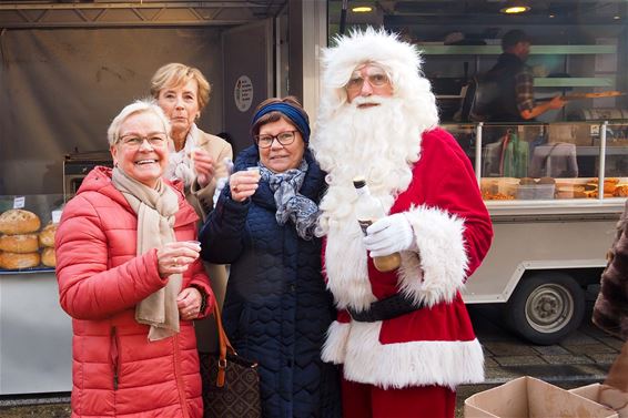 Kerstman is gul op de markt - Beringen