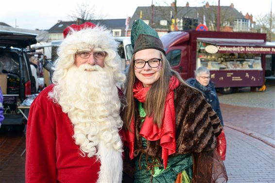 Kerstman trakteert bezoekers markten - Beringen