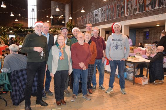 Kerstmarkt brengt warmte in Sint-Willibrorduskerk - Pelt