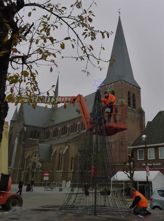 Kerstverlichting geplaatst - Neerpelt