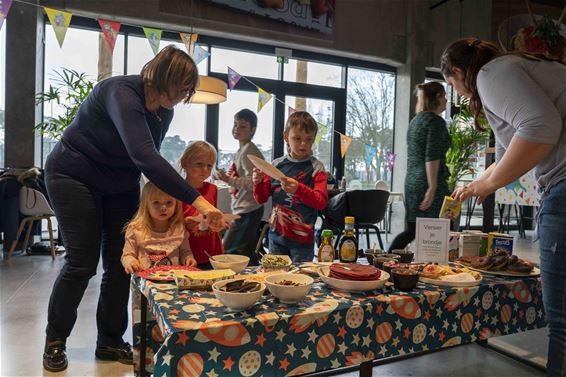 Kids ontbijfestijn in zwembad - Lommel