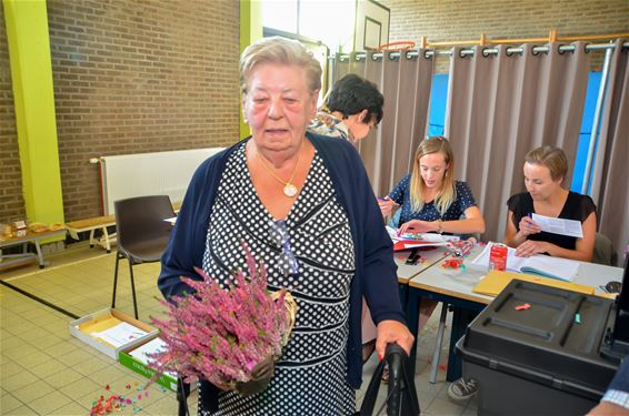 Kiezer in de bloemetjes gezet - Lommel