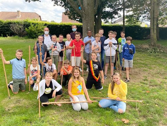 Kinderburgemeester schenkt CleanWalk wandelstokken - Lommel