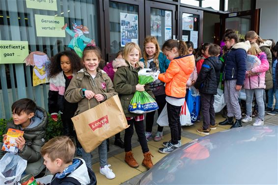 Kinderen brengen eten naar Sint-Vincentius - Beringen