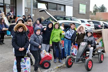 Kinderen brengen eten naar Sint-Vincentius - Beringen